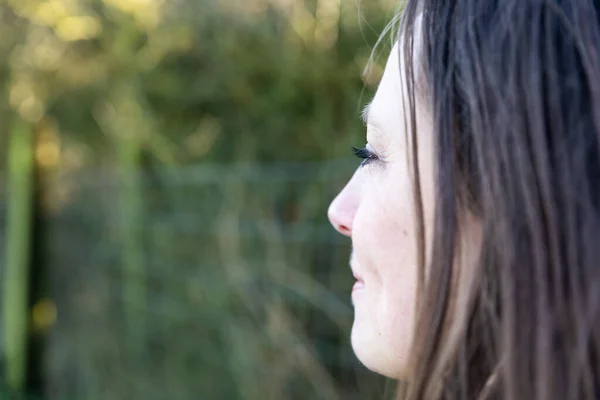 Portrait Une Femme Blanche Aux Cheveux Longs Foncés Fond Naturel — Photo