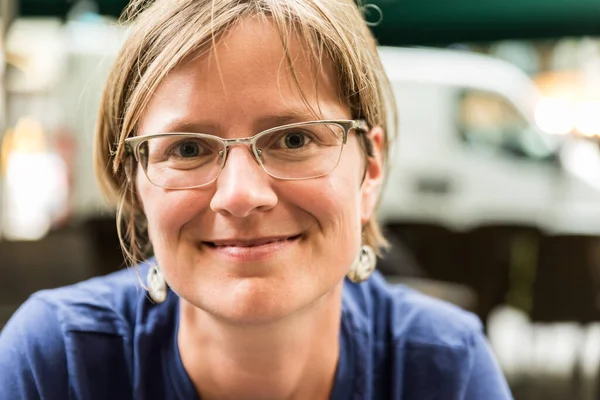 Retrato Cerca Una Joven Mujer Blanca Sonriente Con Gafas Con — Foto de Stock