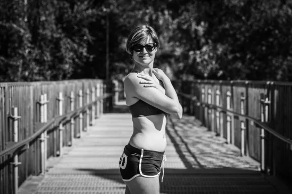Joven Mujer Sonriente Blanca Posando Puente Peatonal Metal Fondo Natural — Foto de Stock