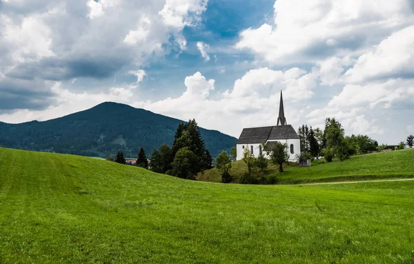 Vista Panorâmica Uma Capela Colinas Verdes Sobre Paisagem Rural Alemã — Fotografia de Stock