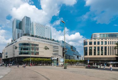 Frankfurt am Main, Hesse / Almanya - 07 23 2018: Hauptwache alışveriş bölgesinde yürüyen turistler ve yerel halk