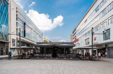 Frankfurt am Main, Hesse - Almanya - 07 23 2018: Hauptwache alışveriş alanında yürüyen turistler ve yerel halk