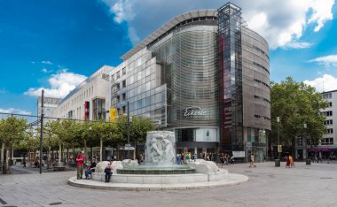 Frankfurt am Main, Hesse - Almanya - 07 23 2018: Hauptwache alışveriş alanında yürüyen turistler ve yerel halk