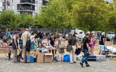 Frankfurt am Main, Hesse / Almanya - 07 23 2018: Sommerwerft 2018 festivali sırasında ana nehir kıyısındaki kaçış pazarını ziyaret eden turistler ve yerel halk