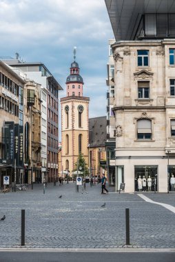 Frankfurt am Main, Almanya - 721 2017: Eski kasaba meydanı ve kilise kulesi üzerinde panoramik manzara
