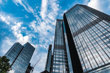 Frankfurt am Main, Hesse / Almanya - 07 23 2018: Mavi gökyüzüne karşı modern ofis binalarının düşük açılı görüntüsü