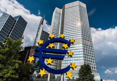 Frankfurt am Main, Hesse - Almanya - 07 23 2018: Finans bölgesinde Avrupa tabelalarının düşük açılı görünümü