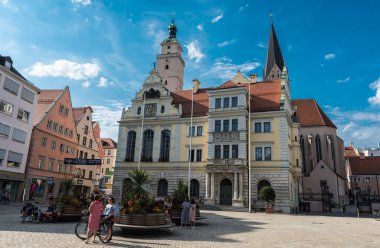 Ingolstadt, Bavyera / Almanya - 07 27 27 2018: Eski kasaba meydanında gezen turistler ve yerel halk