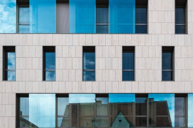 Ingolstadt, Bavyera - Almanya - 07 27 2018: Bir ofis binasının cam ve koknetine sahip dikdörtgen cephe