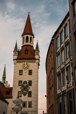 Münih, Bavyera - Almanya - 07 29 2018: Marien Meydanı etrafındaki eski kentin sokaklarında yerli ve turistler yürüyor