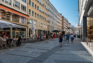 Münih, Bavyera - Almanya - 07 29 2018: Eski kentin sokaklarında yerli ve turistler yürüyor