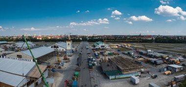 Münih, Bavyera - Almanya - 07 29 2018: Ekim Festivali sahasında çalışan inşaat işçileri