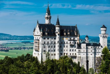 Schwangau, Bavyera / Almanya - 08 04 04 2018: Dağlardaki Neuschwanstein kalesine bakın