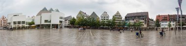Ulm, Bavyera / Almanya - 08 07 2018: Yağmurda ana pazar meydanının panoramik görünümü