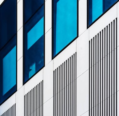 Frankfurt am Main, Hesse - Almanya - 08 11 2018: Finans bölgesindeki modern ofis binalarına soyut bakış