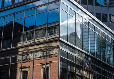 Frankfurt am Main, Hesse - Almanya - 08 11 2018: Finans bölgesindeki modern ofis binalarına soyut bakış