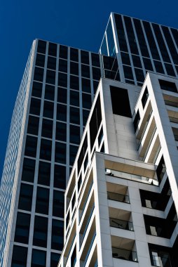 Frankfurt am Main, Hesse - Almanya - 08 11 2018: Finans bölgesindeki modern ofis binalarına soyut bakış