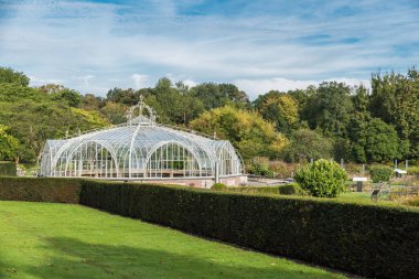 Meise, Flanders - Belçika - 02 09 2021: Balat serası ve bahçesi