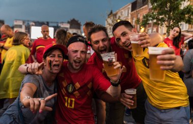 Jette, Brüksel / Belçika - 07 06 2018: Belçikalı futbol taraftarları 2018 Dünya Kupası çeyrek finallerinde Brezilya 'ya karşı kazanılan zaferi kutluyorlar