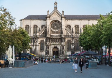 Brüksel, Belçika - 07 11 2018: Bir yaz gecesi Saint Catherine Meydanı 'nda yürüyen insanlar