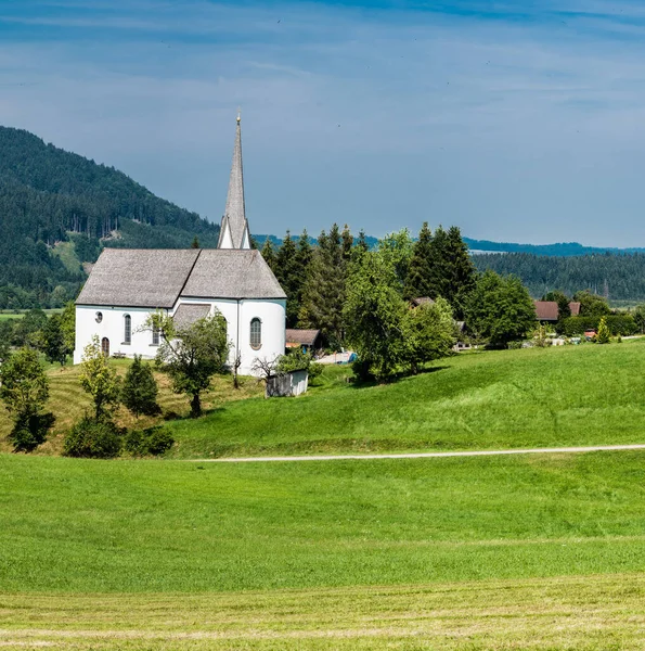 Vista Panorâmica Uma Capela Colinas Verdes Sobre Paisagem Rural Alemã — Fotografia de Stock