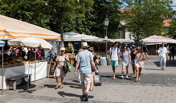 ミュンヘン バイエルン州 ドイツ 7月29 2018 地元の市場で旧市街の通りを歩く地元の人や観光客 — ストック写真