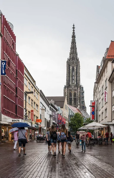 Ulm Bayern Tyskland 2018 Turister Promenader Shoppinggatorna Gamla Stan Sommaren — Stockfoto