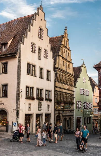 Rothenburg Der Tauber Bawaria Niemcy 2018 Turyści Spacerujący Rynku Starym — Zdjęcie stockowe