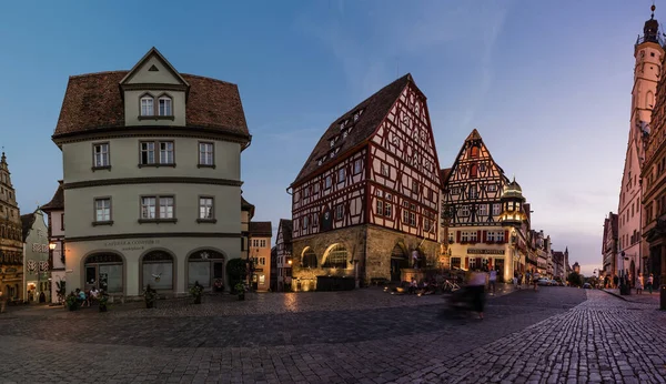 Rothenburg Der Tauber Bawaria Niemcy 2018 Turyści Spacerujący Rynku Starym — Zdjęcie stockowe