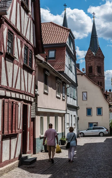 Seligenstadt Hesja Niemcy 2018 Turyści Przemierzający Brukowane Uliczki Starego Miasta — Zdjęcie stockowe