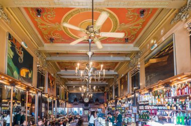 Lizbon, Portekiz - 12: 28 2018: Peope and Art Nouveau Cafe A Brasileira 'nın iç tasarımı