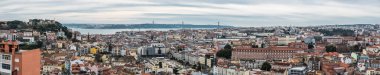 Lizbon, Portekiz - 12: 27: 2018: Mirador da Graca 'dan alınan şehrin geniş panoramik manzarası