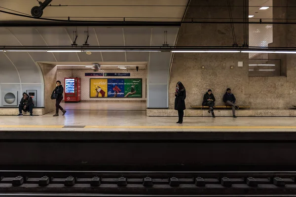Лиссабон Португалия 2018 Люди Ждут Станции Метро Железнодорожная Платформа Метро — стоковое фото