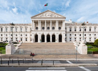 Lizbon, Portekiz - 12: 28 2018 Sao Bento Sarayı 'nın meydanı, cephesi ve merdivenleri