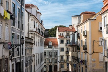 Lizbon, Portekiz - 12: 28 2018: Eski kasabadaki tipik sarp sokakları ve renkli evleri olan binaları görmek