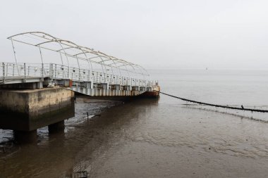 Lizbon - Portekiz - 12: 28 2018: Atlantik kıyılarında gemisi olmayan Jetty yoğun sis ile.