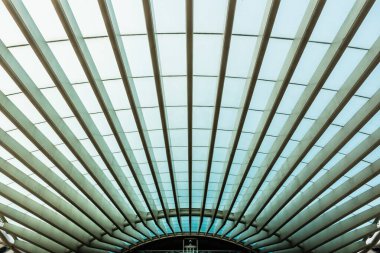 Lizbon / Portekiz: 12 28 2018: Oriente tren istasyonunun çağdaş mimarisinin soyut çizgileri, kemerleri ve şekilleri