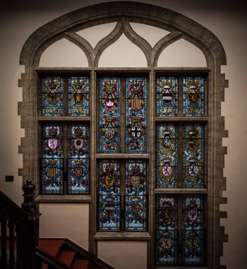 Brüksel, Belçika - 10: 25 2018: Brüksel Kraliyet Müzesi tarihindeki kemerli cam pencerenin iç tasarımı