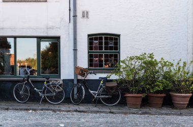 Lissewege, Flanders / Belçika - 10: 30 2018: Eski bir cepheye karşı duran bisikletler