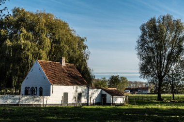 Lissewege, Flanders / Belçika - 10: 30 2018 Eski çiftlik ve yeşil bir bahçe