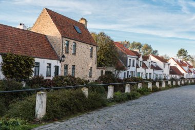 Lissewege, Flanders - Belçika - 10: 30 2018: Asfalt sokaklar ve evler