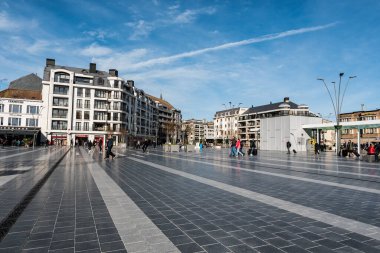 Blankenberge, Flanders - Belçika - 10: 30 2018: Tren istasyonunun yakınındaki Leopold III meydanında yürüyen insanlar