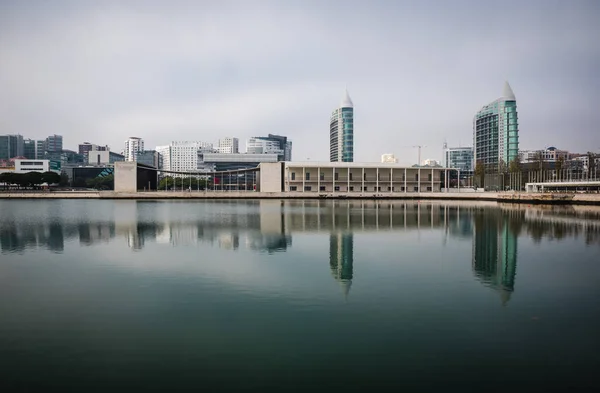 里斯本 葡萄牙 2018年12月28日 现代建筑和摩天大楼的全景 反映在平静的池塘中 — 图库照片