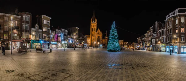 Jette, Brüksel - Belçika - 12 02 2018: Geceleyin süslü bir Noel ağacı olan Miroir Meydanı