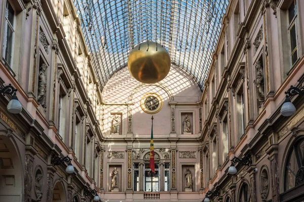 ブリュッセル ベルギー 2018 クリスマスの装飾が施されたアールヌーボー様式のサン ウベルト美術館のガラス屋根とファサード — ストック写真