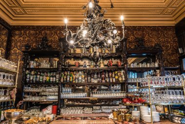 Brüksel, Belçika - 01: 18 2019: Art Nouveau stilinde Cafe Le Cirio okuyan yaşlı adam