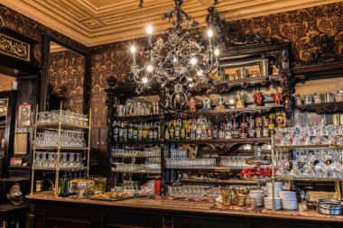 Brüksel, Belçika - 01: 18 2019: Art Nouveau stilinde Cafe Le Cirio okuyan yaşlı adam
