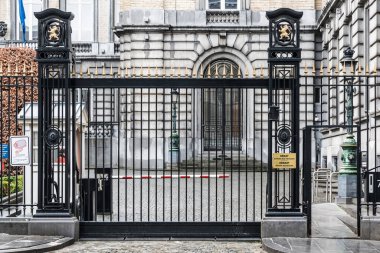 Brüksel, Belçika - 02 01 2019: Belçika Federal Parlamentosu 'nun girişinde bakır kalkanlar