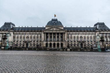 Brüksel, Belçika - 02 01 2019: Kış mevsiminde Saray Meydanı 'nın parke taşıyla Kraliyet Sarayı cephesi