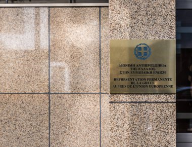 Brüksel Belediyesi - Belçika - 02: 15 2019 - Yunanistan 'ın Avrupa Birliği' nin önde gelen temsilciliğinin işaretinin yakın plan görüntüsü.